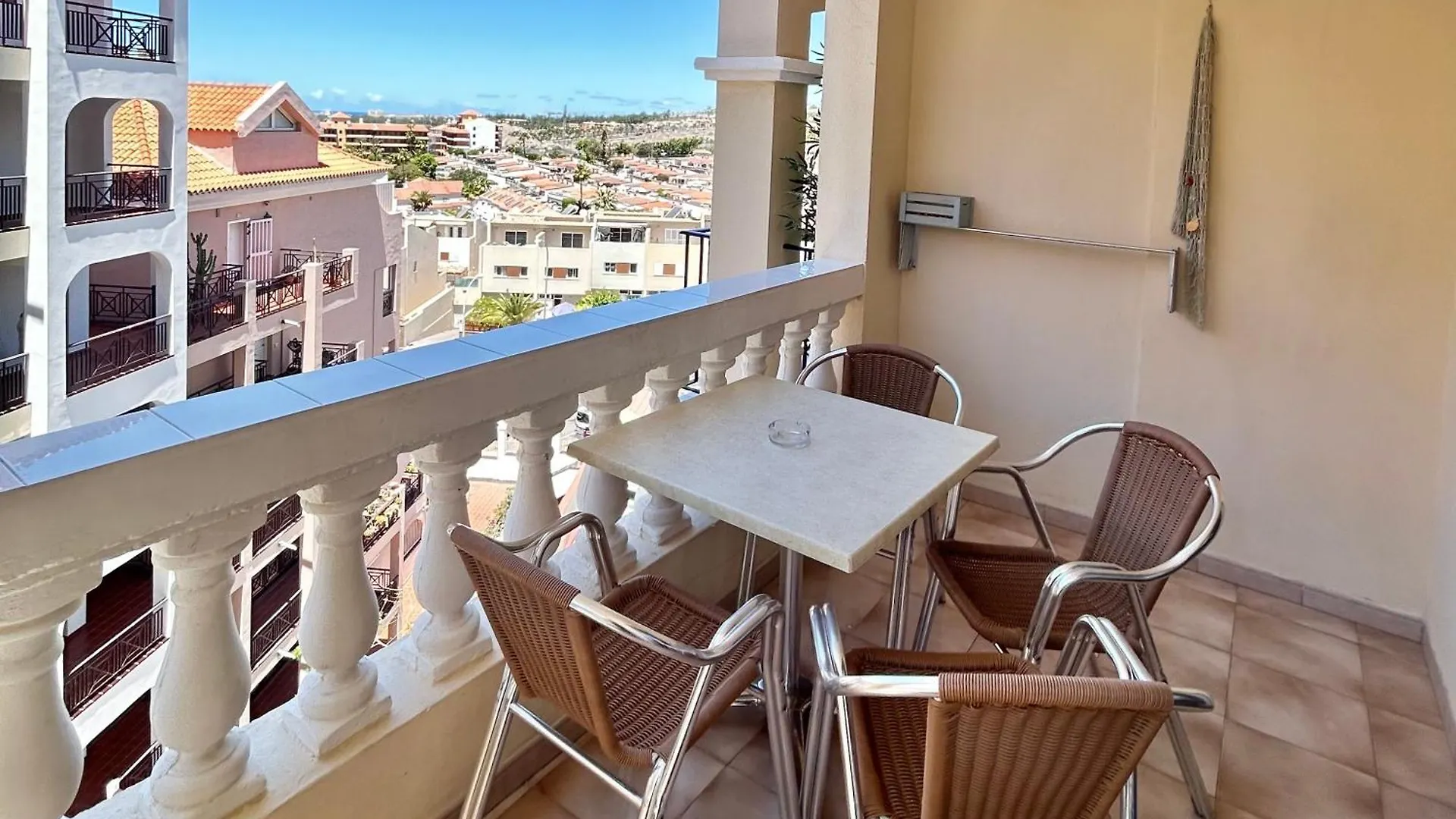 Lovely 1 Bed Apartment In Castle Harbour C108 Los Cristianos  0*, Los Cristianos (Tenerife)
