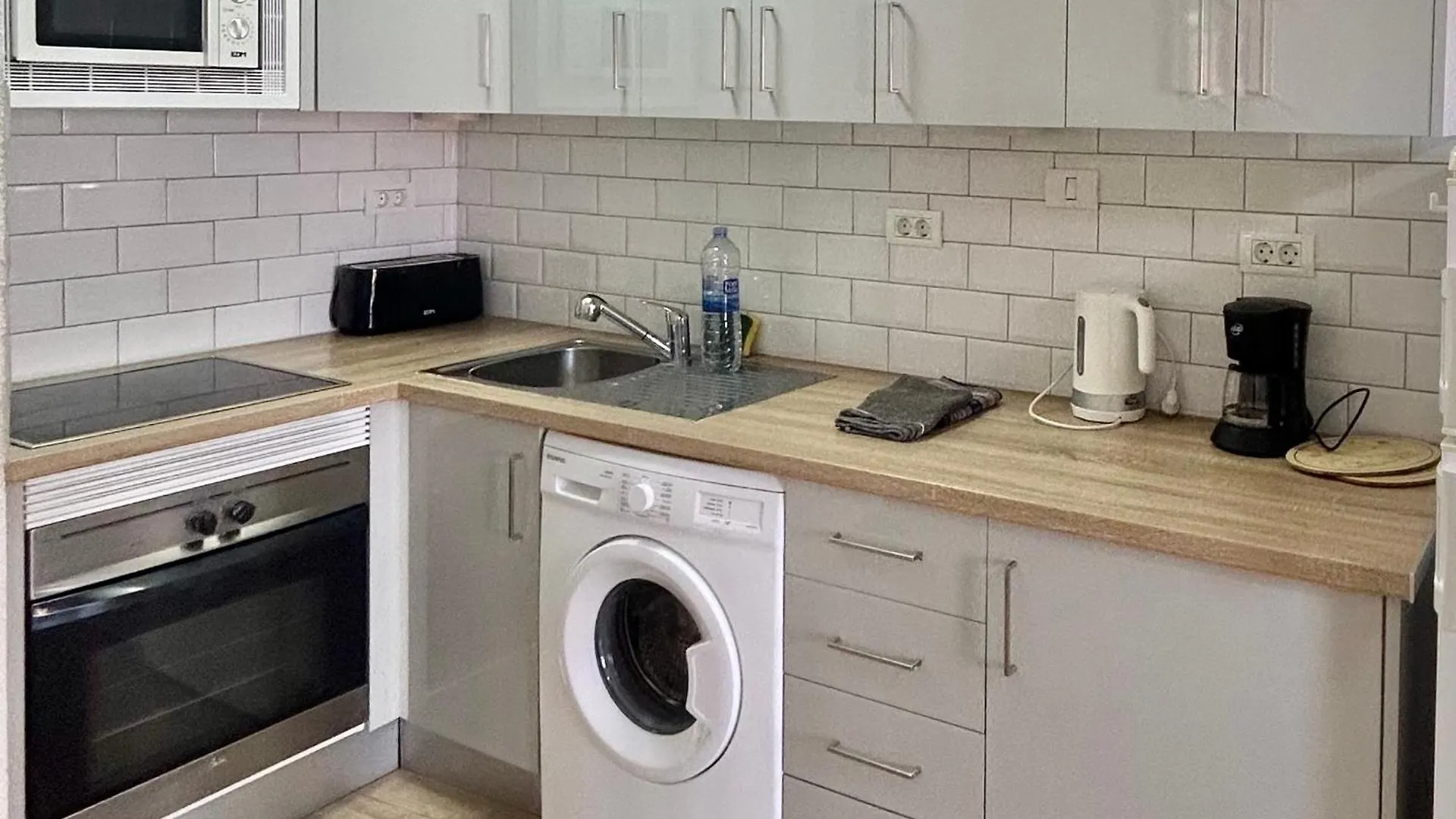Lovely 1 Bed Apartment In Castle Harbour C108 Los Cristianos  Španělsko